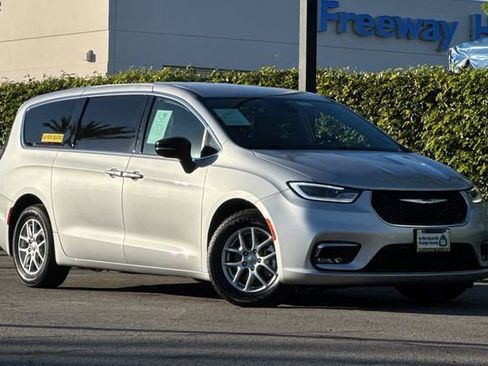 Used 2024 Chrysler Pacifica Touring-L image 2