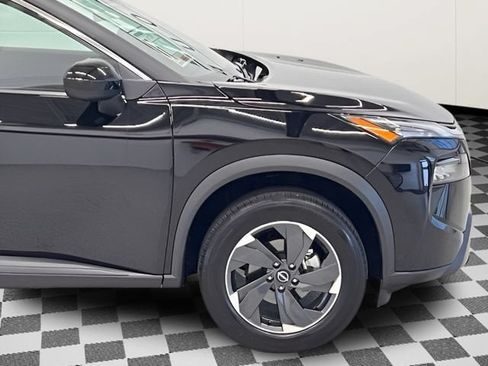 Used 2025 Nissan Rogue SV AWD/4WD image 3