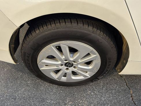 Used 2016 Toyota Prius Two image 32