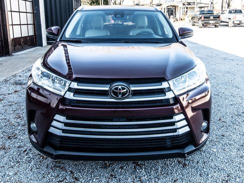 Used 2019 Toyota Highlander XLE image 3