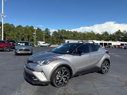Used 2019 Toyota C-HR XLE FWD image 7