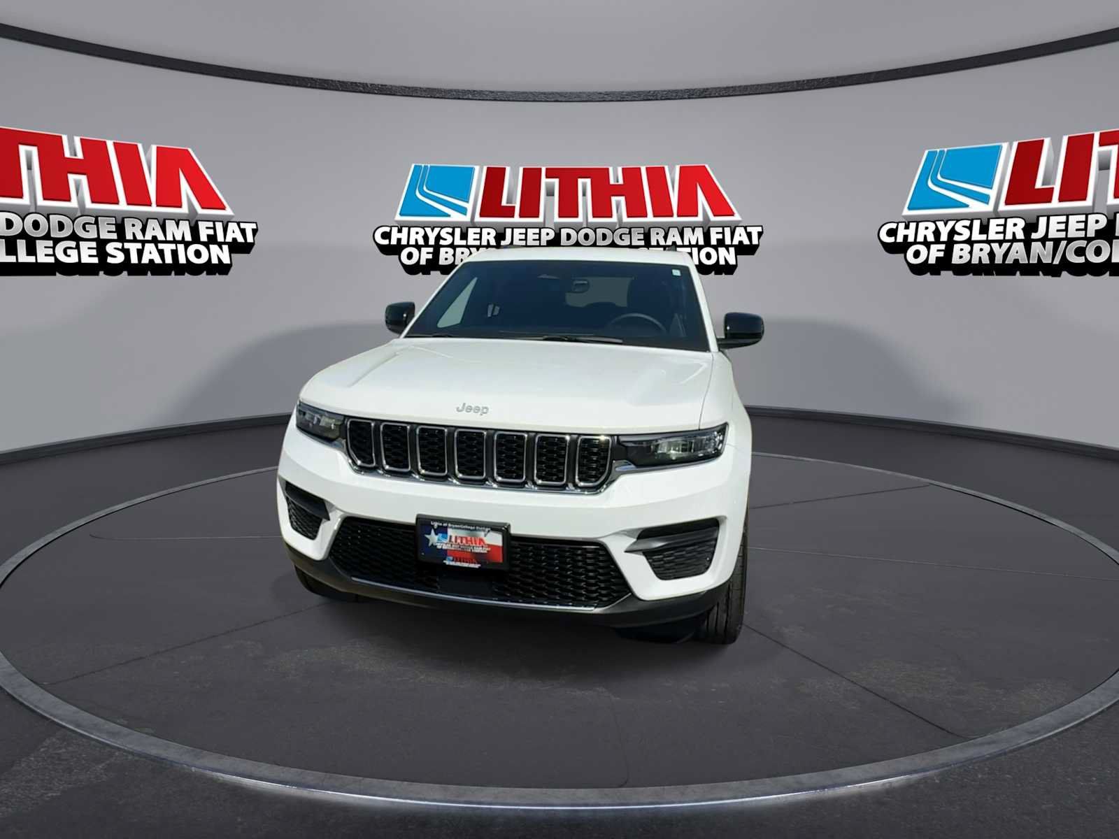 Used 2025 Jeep Grand Cherokee Laredo w/ MOPAR Finishing Package RWD image 3