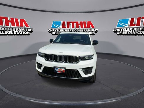 Used 2025 Jeep Grand Cherokee Laredo w/ MOPAR Finishing Package RWD image 3