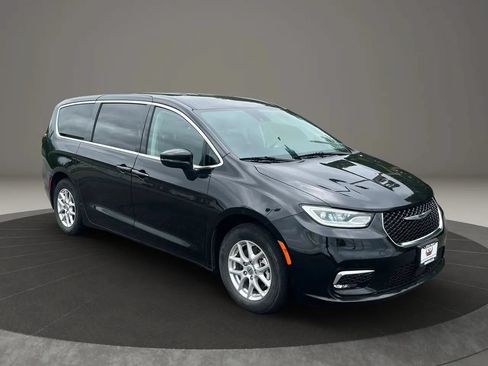 Used 2023 Chrysler Pacifica Touring-L FWD image 8