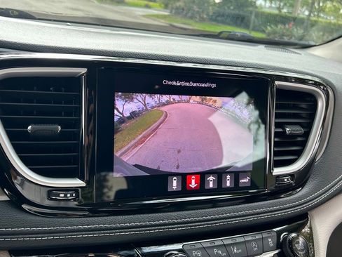 Used 2022 Chrysler Pacifica Touring-L image 22