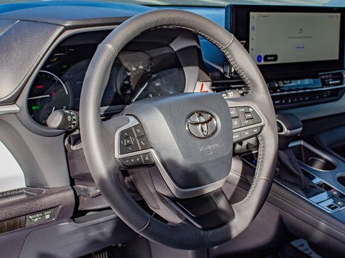 Used 2025 Toyota Sienna XLE image 22