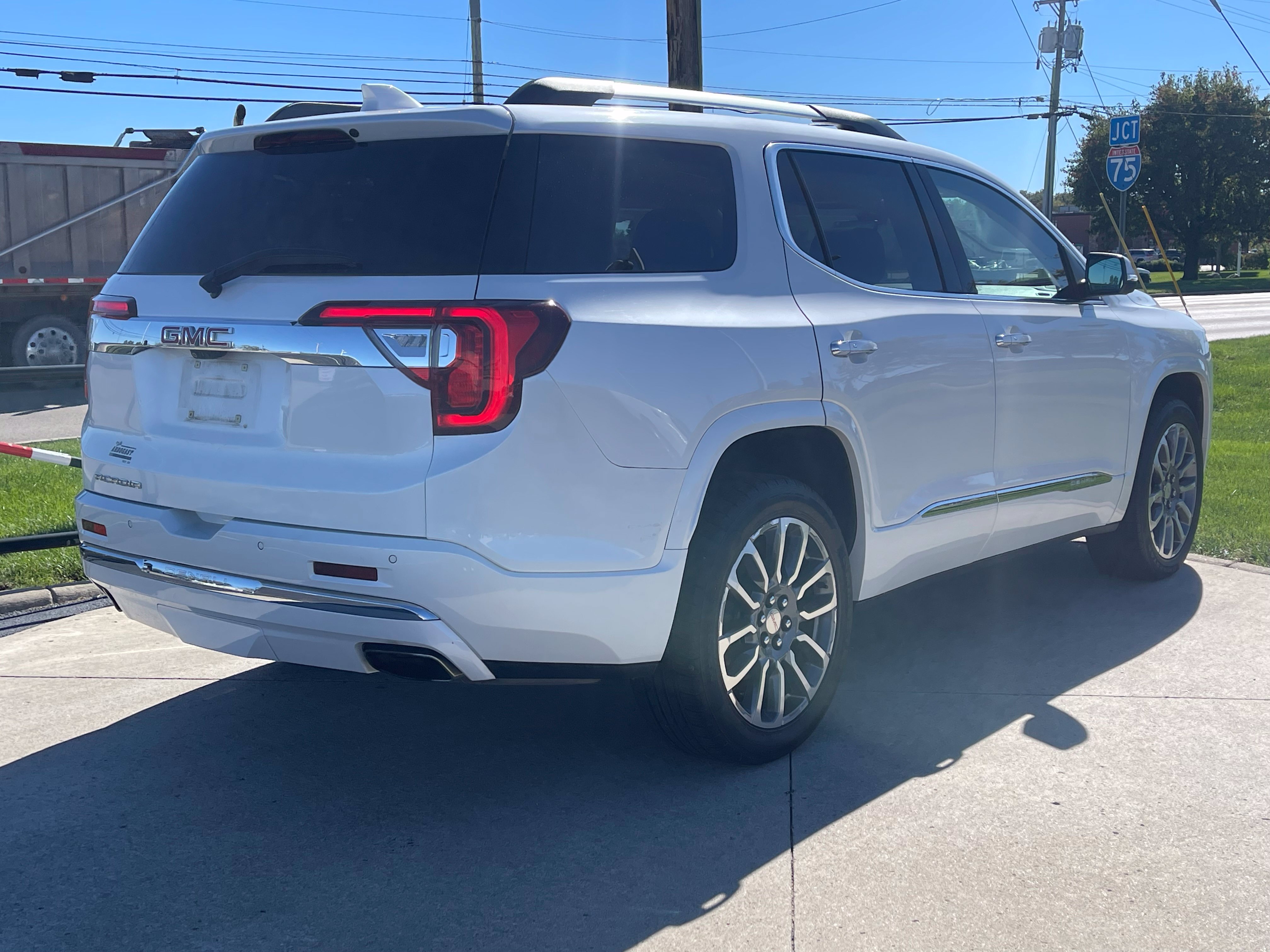 Used 2022 GMC Acadia Denali w/ Denali Ultimate Package FWD image 7