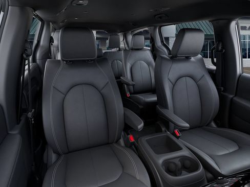 Used 2026 Chrysler Voyager LX FWD image 16