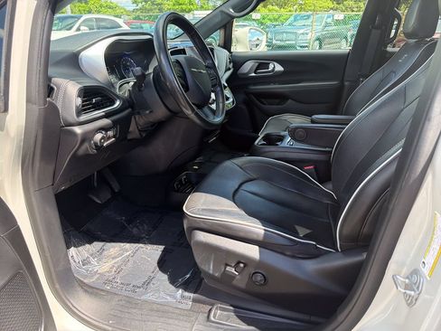 Used 2020 Chrysler Pacifica Limited w/ S Appearance Package FWD image 11