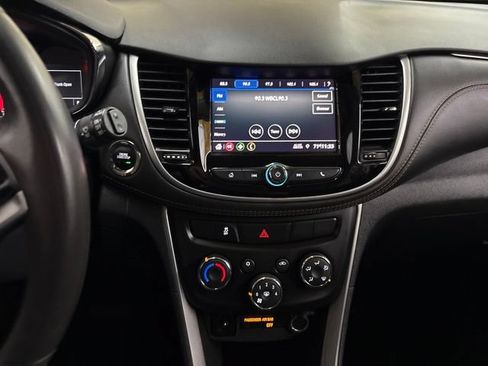 Used 2021 Chevrolet Trax LT w/ LT Convenience Package AWD/4WD image 36