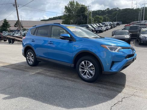 Used 2018 Toyota RAV4 LE AWD/4WD image 6
