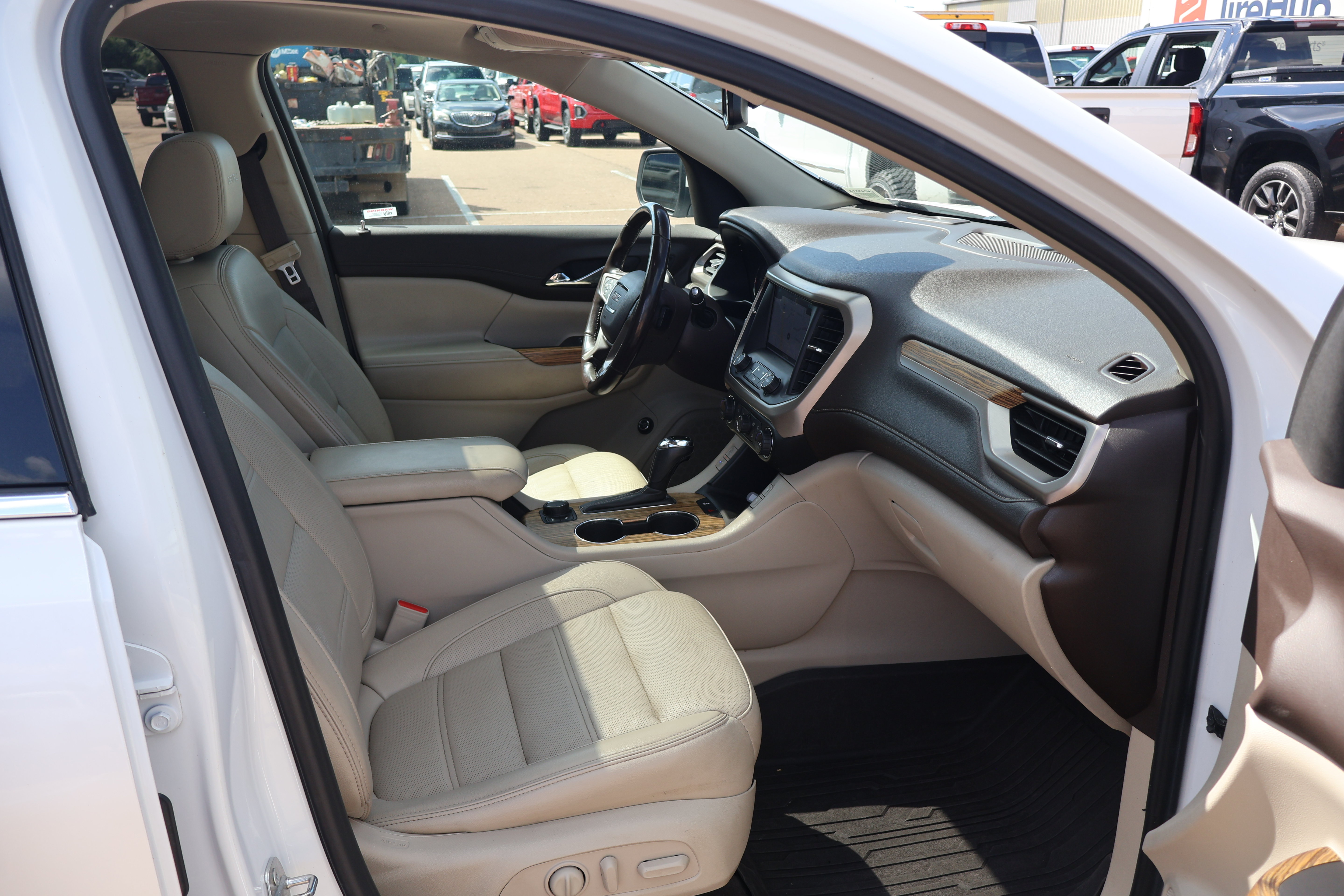 Used 2019 GMC Acadia Denali w/ Technology Package FWD image 25