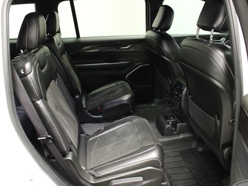 Used 2022 Jeep Grand Cherokee L Laredo image 16