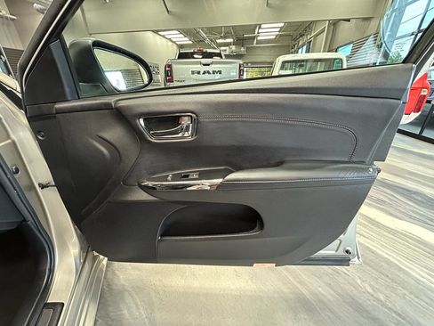 Used 2013 Toyota Avalon Limited w/ Technology Pkg FWD image 37