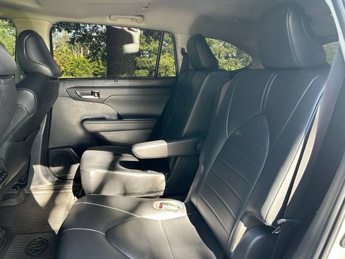 Used 2023 Toyota Highlander XLE FWD image 15