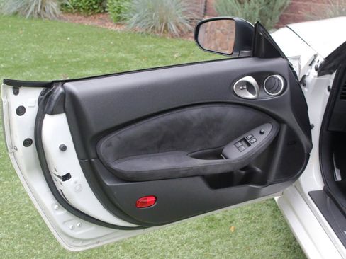 Used 2009 Nissan 370Z Touring RWD image 40