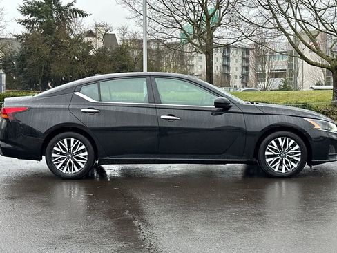 Used 2024 Nissan Altima 2.5 SV image 8