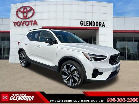 Used 2025 Volvo XC40 B5 Plus AWD/4WD image 32
