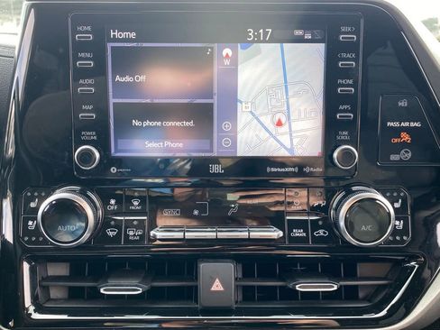 Used 2020 Toyota Highlander Limited image 26