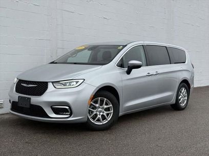 Used 2023 Chrysler Pacifica Touring-L