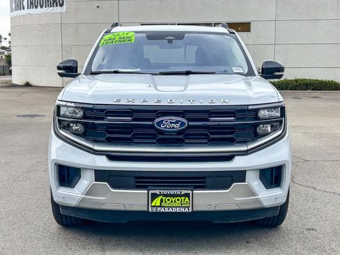 Used 2025 Ford Expedition Platinum AWD/4WD image 2