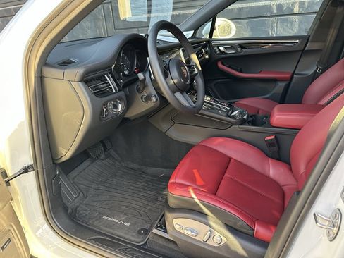 Certified 2025 Porsche Macan image 15