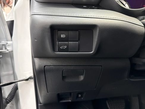 Used 2022 Toyota Highlander XLE AWD/4WD image 18