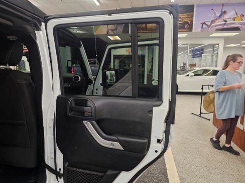 Used 2018 Jeep Wrangler Unlimited Sahara w/ Connectivity Group image 30