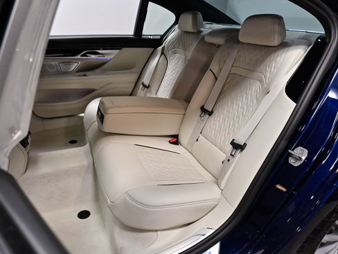 Used 2022 BMW ALPINA B7 xDrive AWD/4WD image 32