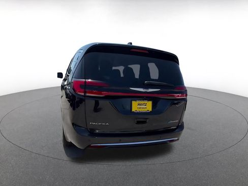 Used 2023 Chrysler Pacifica Touring-L FWD image 9