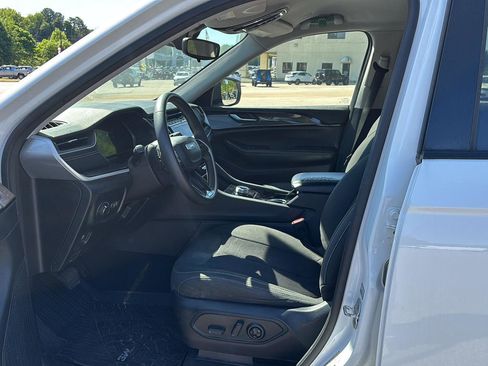 Used 2023 Jeep Grand Cherokee Laredo image 10