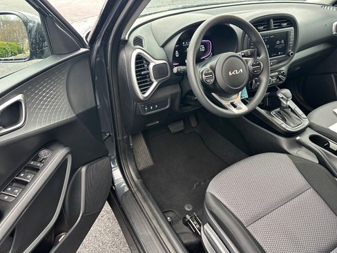 Certified 2025 Kia Soul LX w/ LX Technology Package image 6
