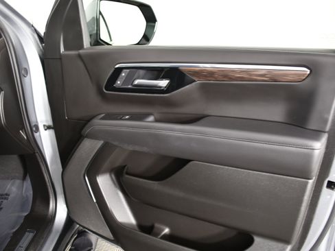 Used 2025 Chevrolet Suburban Z71 image 42