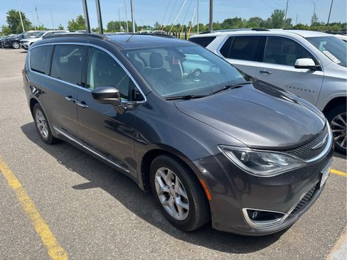 Used 2017 Chrysler Pacifica Touring-L w/ Tire & Wheel Group FWD image 2