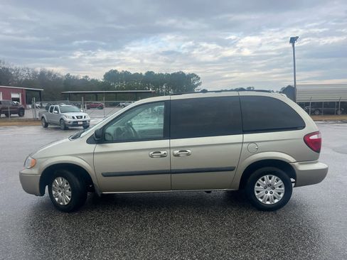 Used 2007 Chrysler Town & Country w/ Popular Equipment Group I image 4