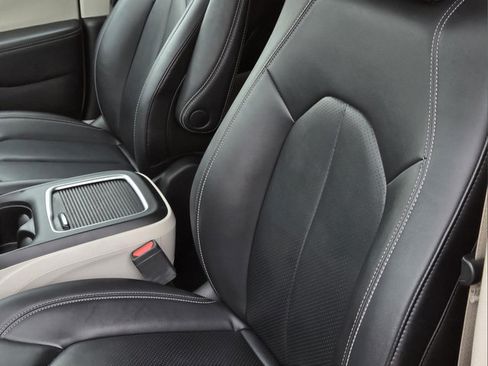 Used 2024 Chrysler Pacifica Touring-L FWD image 28