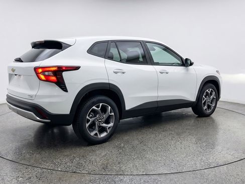 Used 2025 Chevrolet Trax LT w/ LT Convenience Package FWD image 9