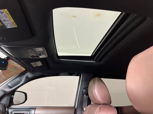 Used 2016 Toyota Tacoma Limited w/ Towing Package image 34