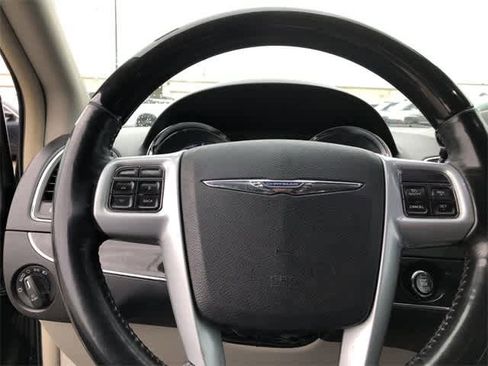 Used 2014 Chrysler Town & Country Limited w/ Luxury Group image 18