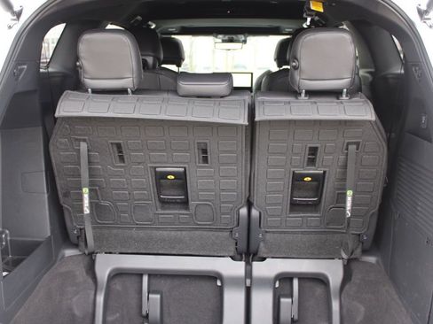 Used 2025 Toyota Sienna Platinum image 11