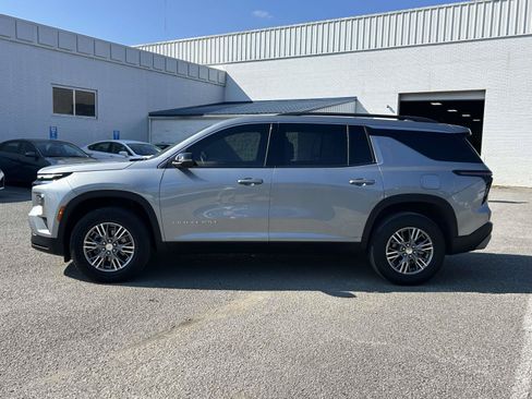 Used 2025 Chevrolet Traverse LT FWD image 4