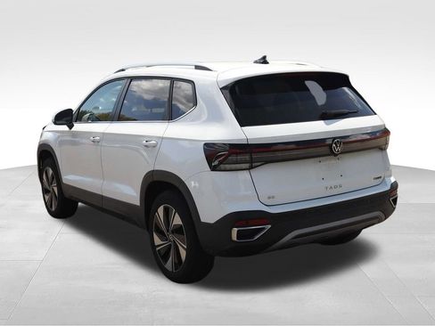 Used 2025 Volkswagen Taos SE AWD/4WD image 6