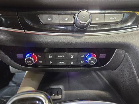 Used 2018 Buick Enclave Premium w/ Experience Buick Package FWD image 25
