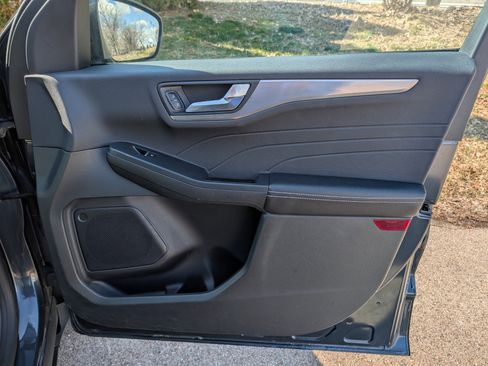 Used 2022 Ford Escape Titanium w/ Class II Trailer Tow Package image 34