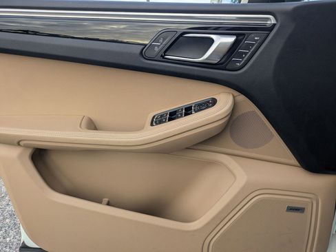 Used 2021 Porsche Macan image 7