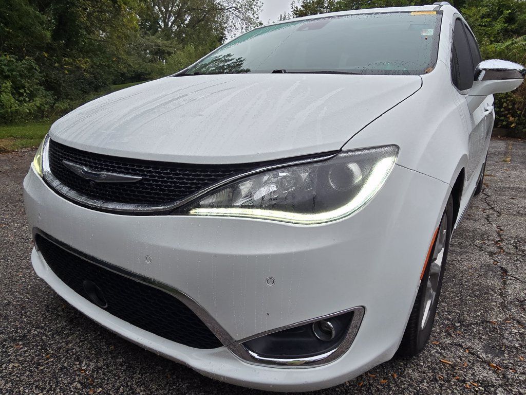 Used 2018 Chrysler Pacifica Limited w/ Advanced Safetytec Group FWD image 12
