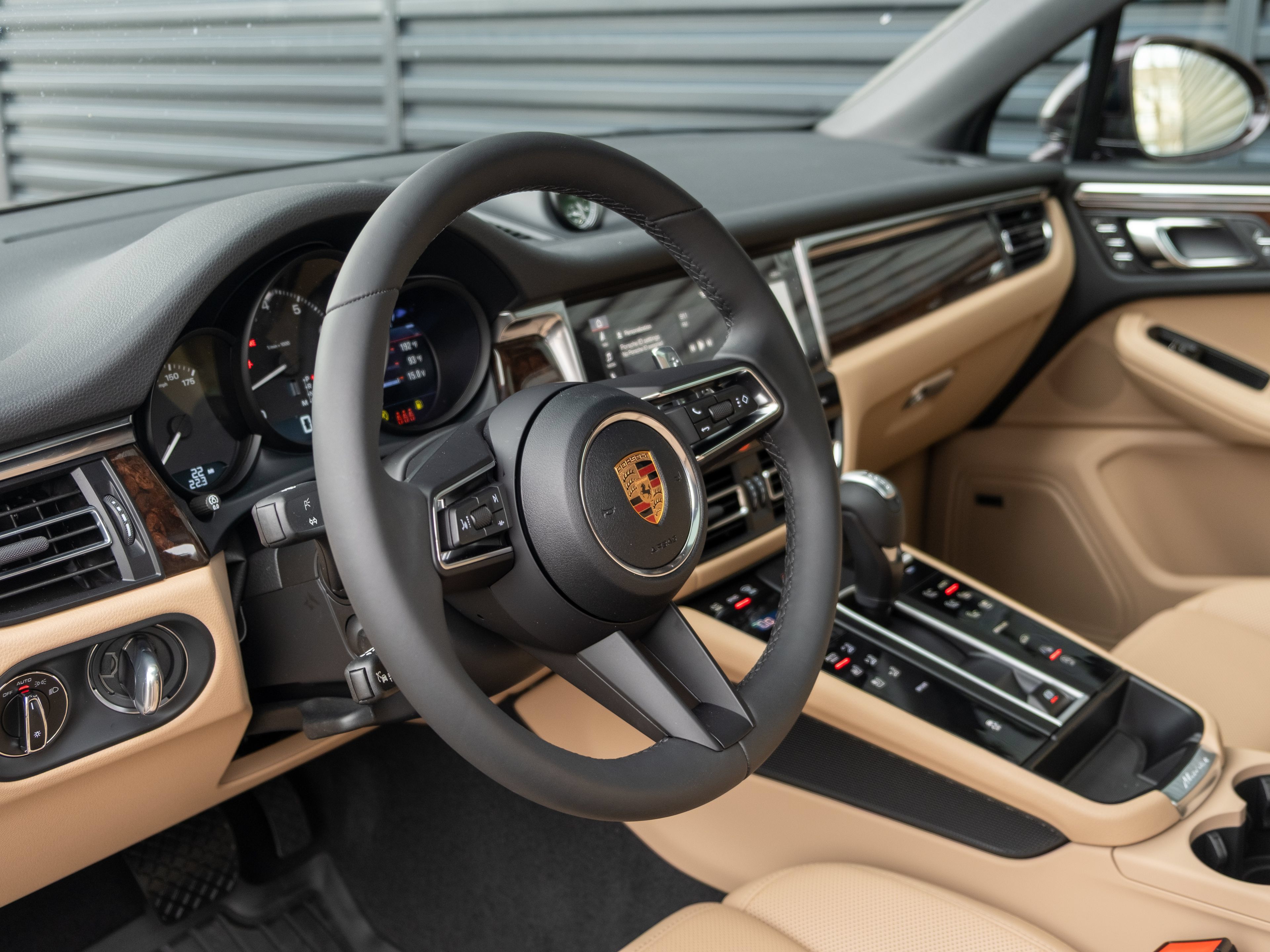 Certified 2026 Porsche Macan AWD/4WD image 4