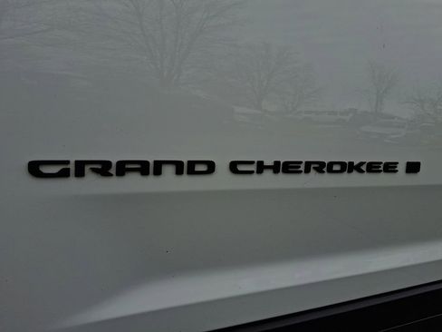 Used 2023 Jeep Grand Cherokee L Laredo image 33