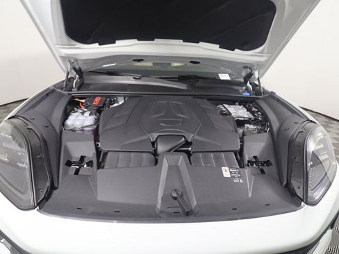 Used 2025 Porsche Cayenne image 22