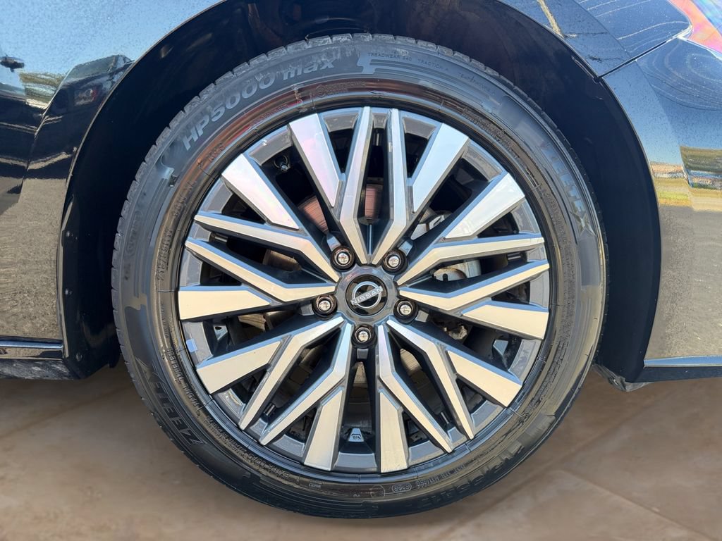 Used 2025 Nissan Altima 2.5 SV FWD image 14